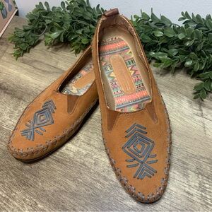 Hush Puppies Women's Stitched Leather Flats Beige Decor Moccasins tan Size 7.5 M
